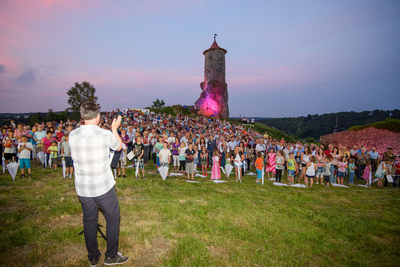 700 Sänger vor Steinernen Beutel