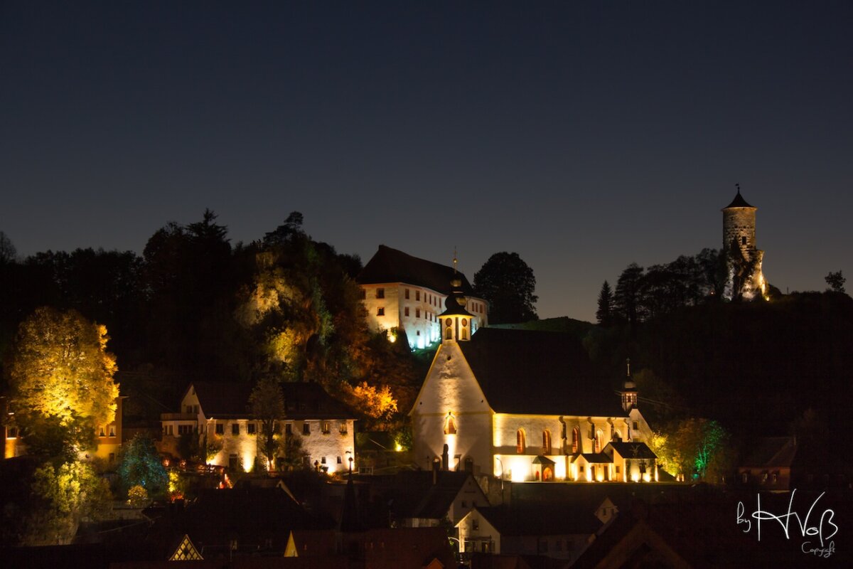 Stadtpfarrkirche und Burg beleuchtet